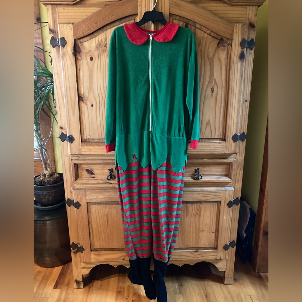 Men Under Disguise green red elf 1 piece footed pajamas size S